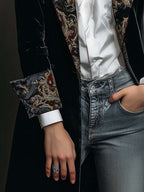 Léontine | Blazer Justo com Estampa Barroca Preta