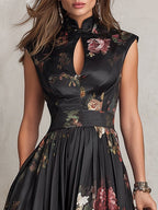 Vestido midi de cetim plissado preto com decote em forma de gota e estampado floral