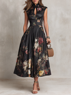 Vestido midi de cetim plissado preto com decote em forma de gota e estampado floral