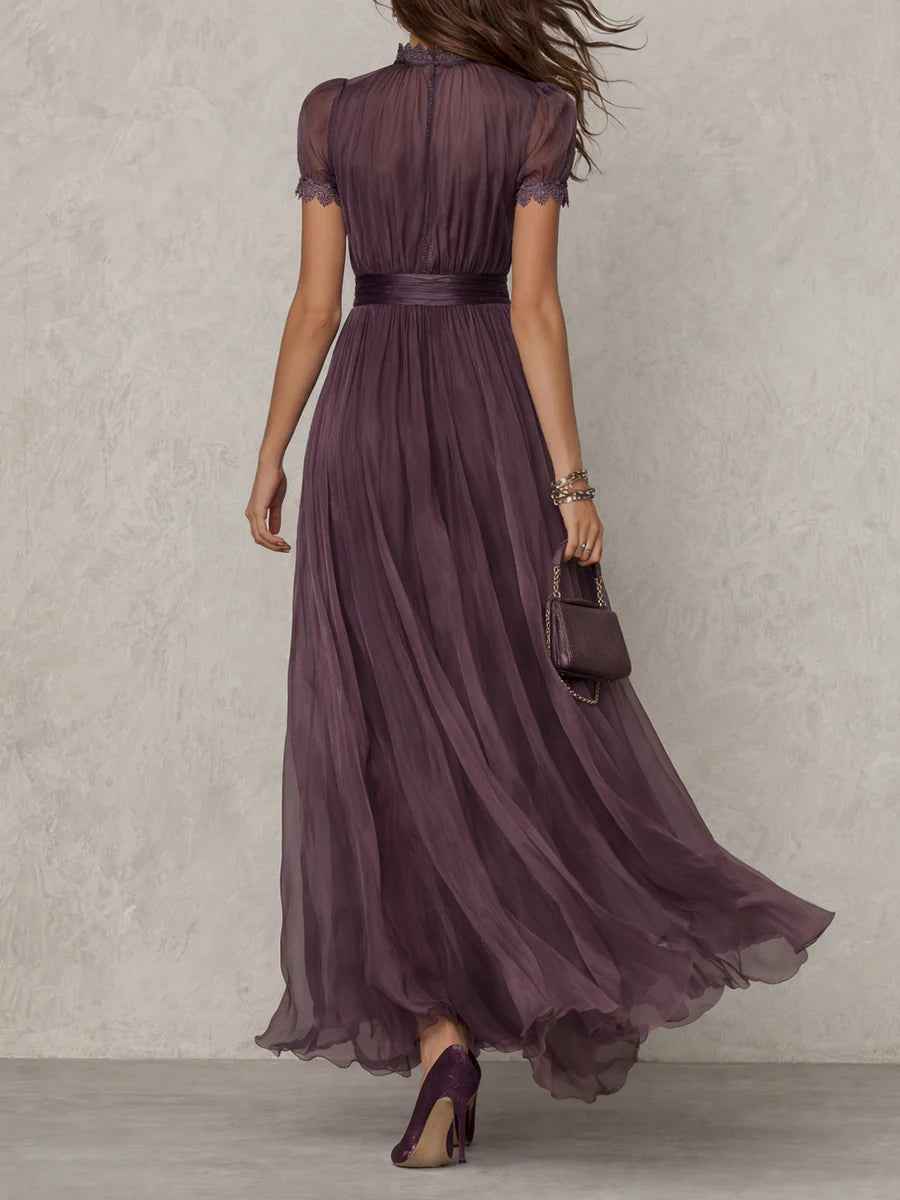 Flavia • Vestido comprido roxo com decote em forma de chave, de chiffon com debrum de renda