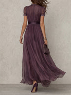Flavia • Vestido comprido roxo com decote em forma de chave, de chiffon com debrum de renda